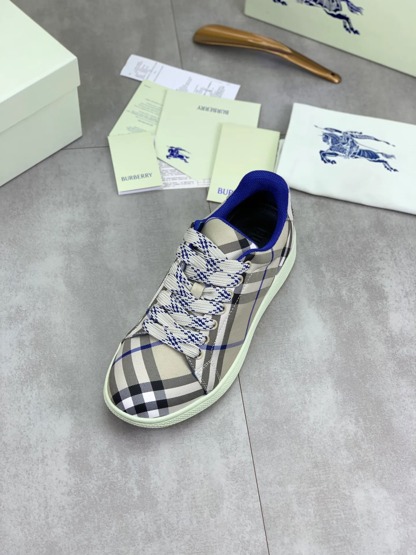 Factory price P580 [BURBERRY] Burberry - High-end quality original order - Upper: imported 🔝 original material - Lining: cowhide lining, feet; water-dyed cowhide - Outsole: ultra-light TPR rubber; two-color molded outsole - Super high quality control · Fine workmanship: highlighted (high-end, extravagance, grade) -Size: 38-46 (Male 38 46 can be customized) · Color: 4️⃣ colors available